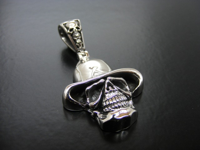 Anhänger Totenkopf mit Hut