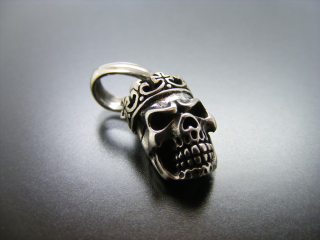 Anhänger Totenkopf mit Krone