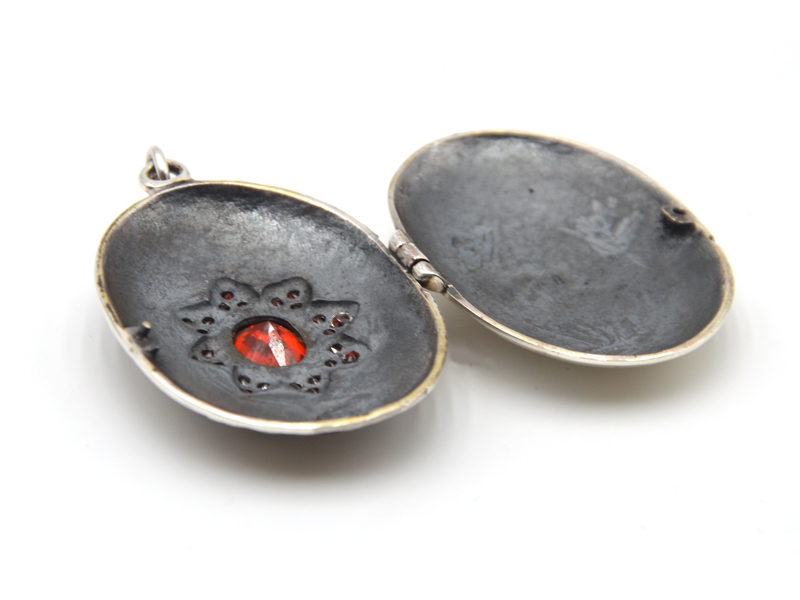 Anhänger Medaillon mit Glasstein und Blume