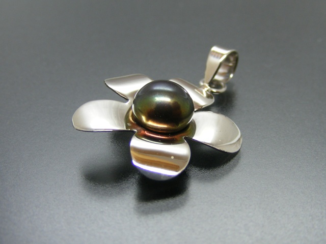 Anhänger Blume mit Perle