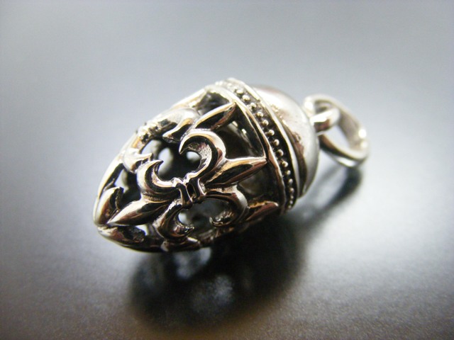 Anhänger Eichelform, französische Lilie zum Öffnen