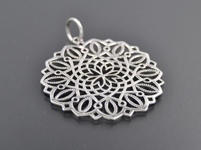 Anhänger mit floralem Muster