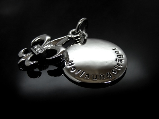 Anhänger "Hoffnungsträger" mit Lilie